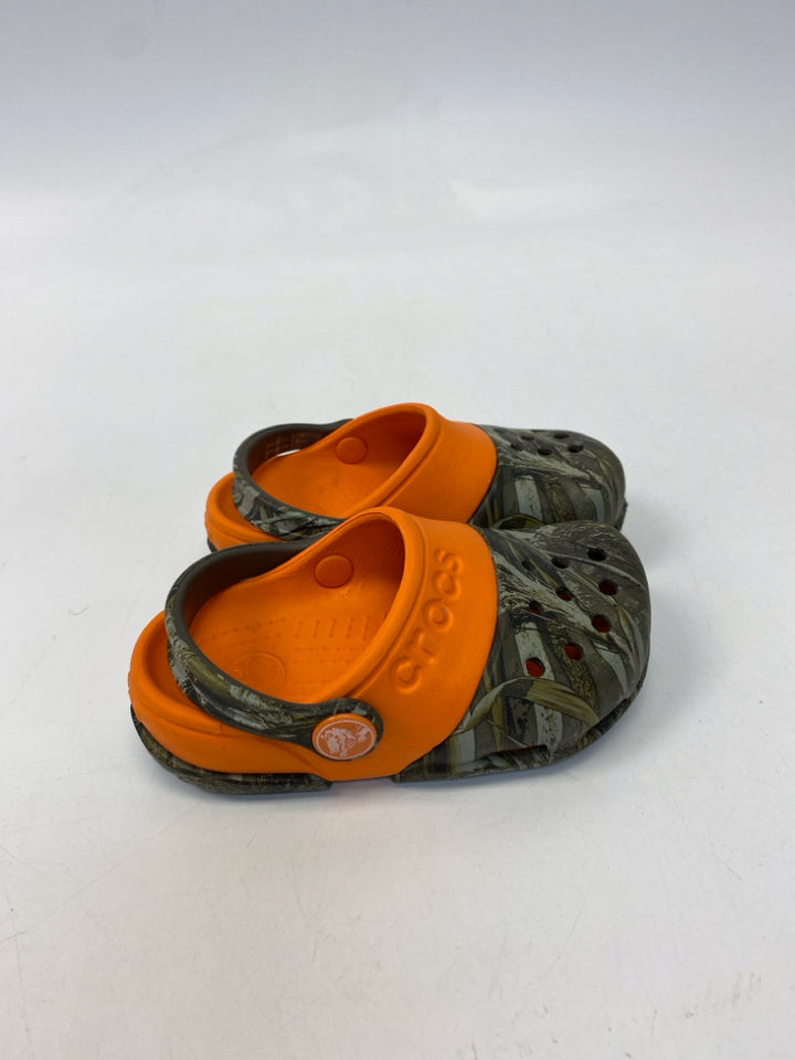 Crocs SIZE 6 Brown Orange Camouflage Boy&