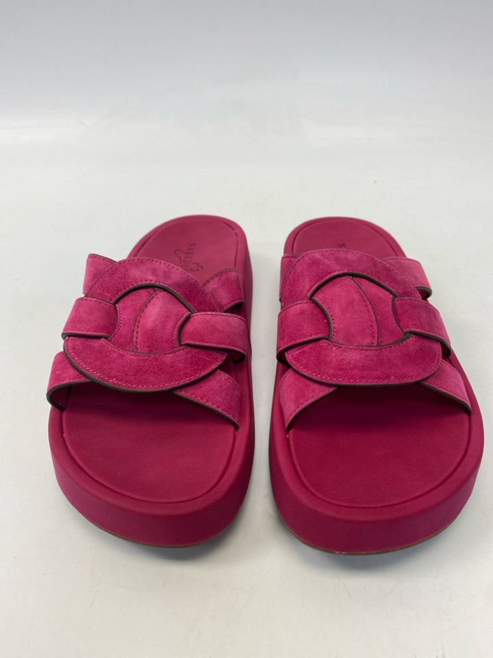 NWT Naked Feet  Size 9 Fuchsia Sandals