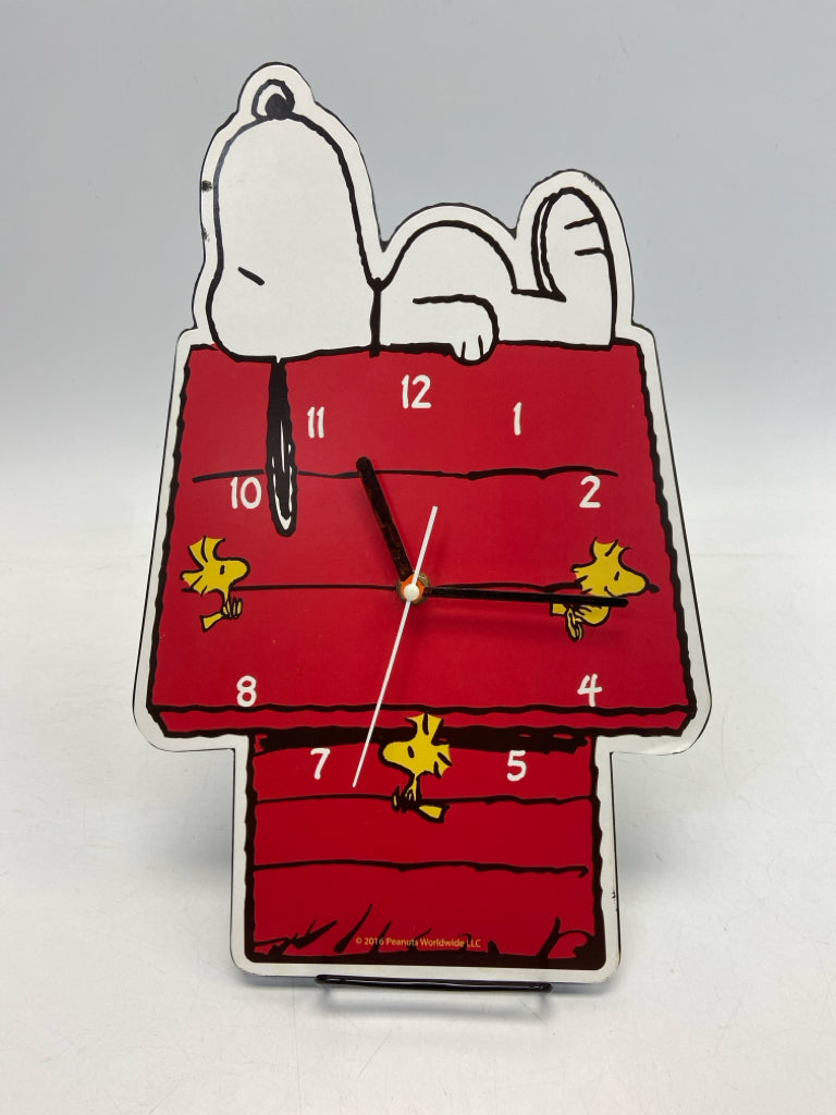 PEANUTS Red White Clock