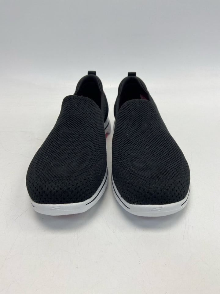 NWT Skechers  Size 11 Black Fabric Sneakers