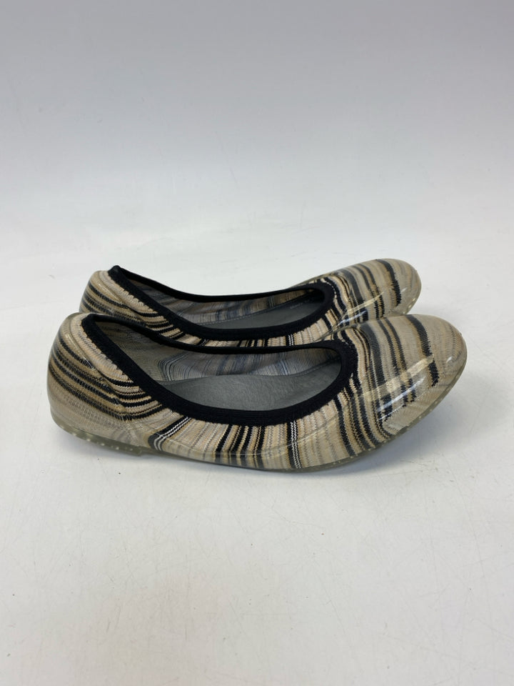 EU Shoe Size 37 Cream/Black Flats