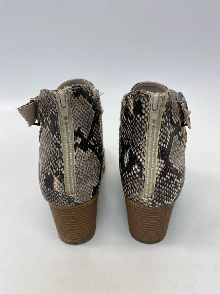 Fergalicious  Size 9.5 Dark Gray Gray Snakeprint Boots