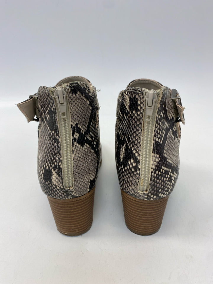 Fergalicious  Size 9.5 Dark Gray Gray Snakeprint Boots