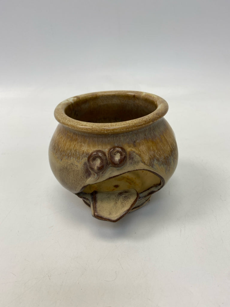 Tan/Gold Pottery