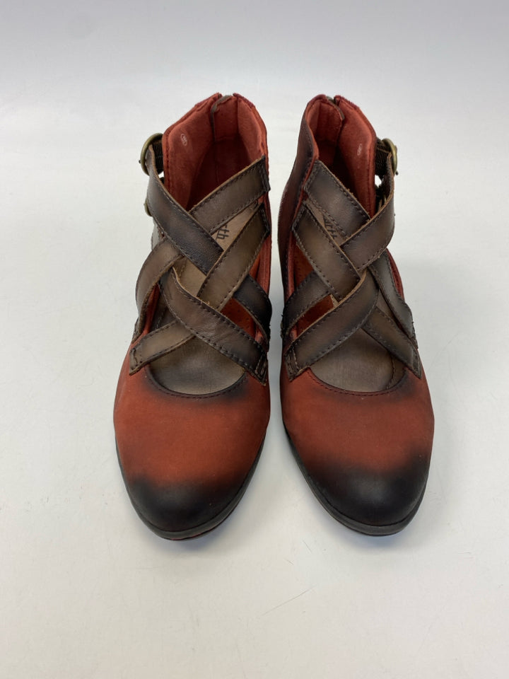 Earth  Size 8.5 Dark Red Brown Crisscross Heels