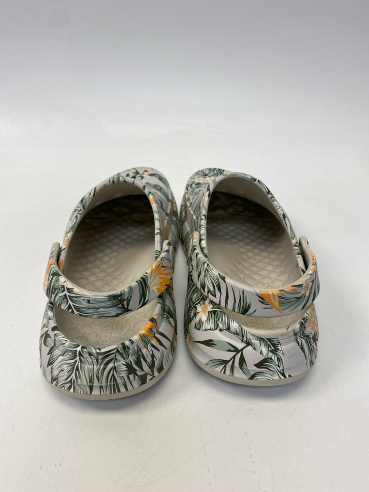 Skechers  Size 8 Gray/Green Peach Leaves Clogs