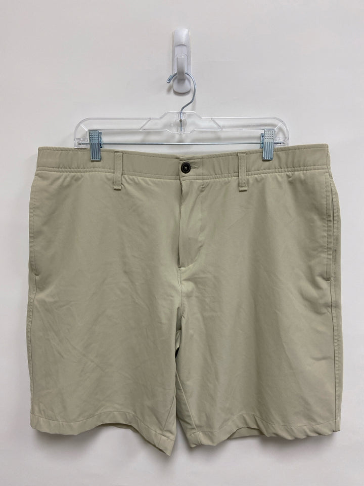 Under Armour Size 40 Khaki Men&