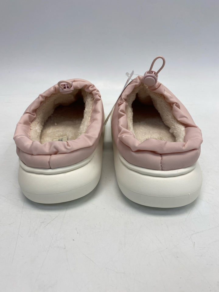 NWT 32 Degrees US Shoe Size M Pink Puffer Slippers