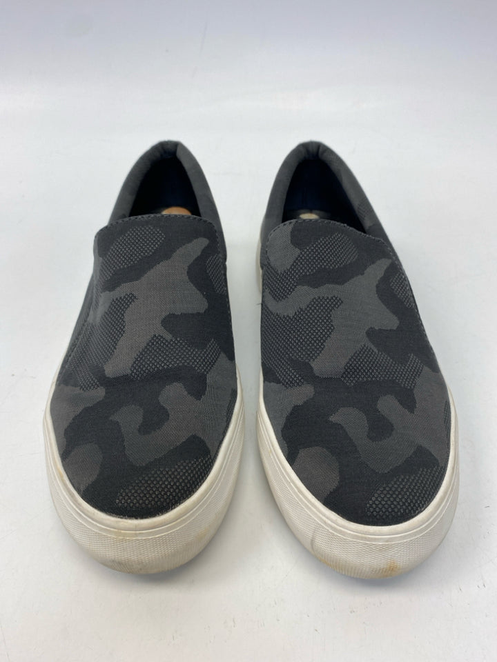 VINCE CAMUTO  Size 7 Dark Gray Camouflage Sneakers