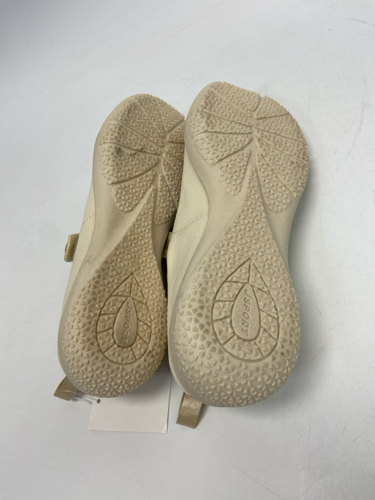 NWT  Size 8 Cream Sneakers