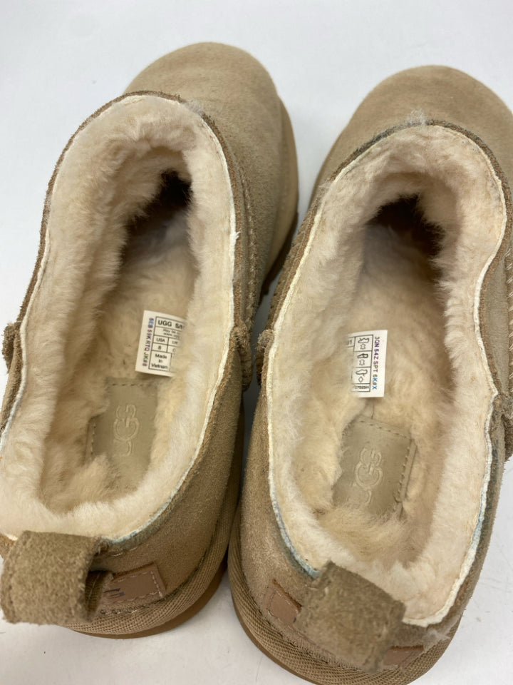 UGG  Size 8 Tan Suede Slippers