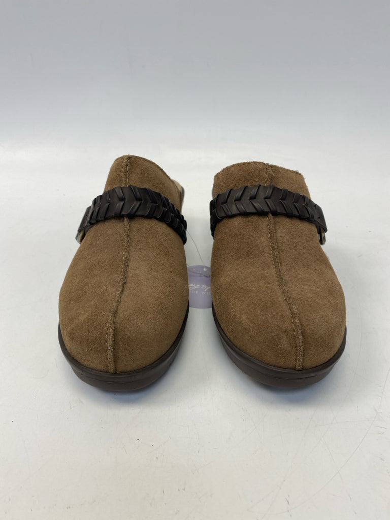 NWT Easy Spirit  Size 9 Brown Suede Clogs