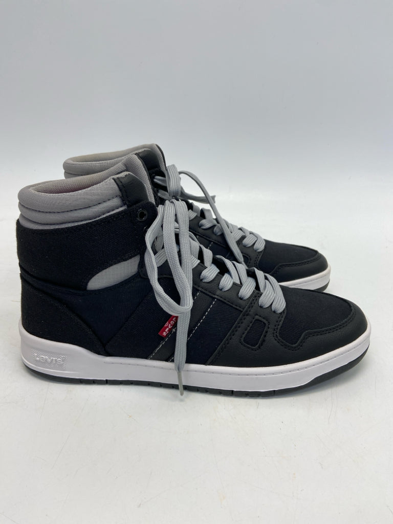 NWOT Levi Size 8 Black Gray Lace-Up Men&