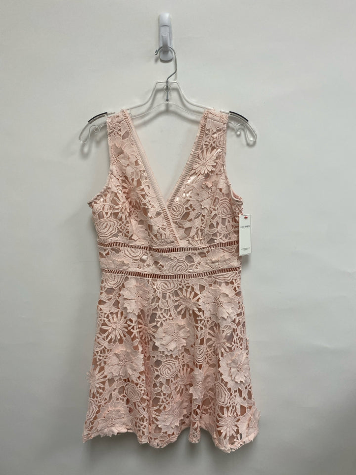 NWT Size M Peach Lace Sleeveless Ladies Dress