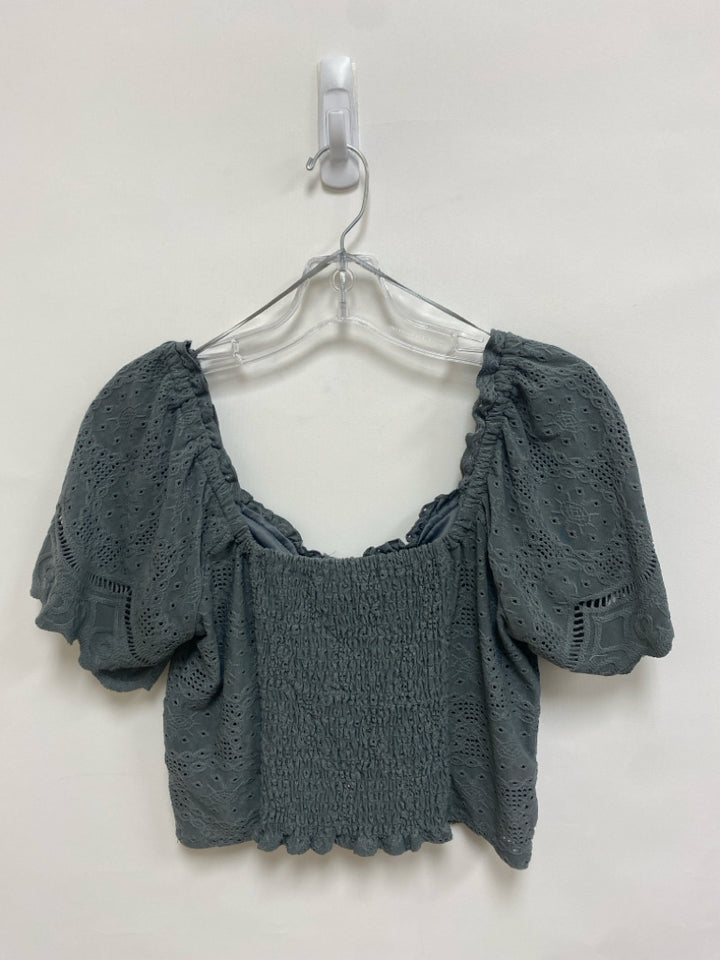 Urban Romantics Size M Gray Cropped Eyelet Ladies Top