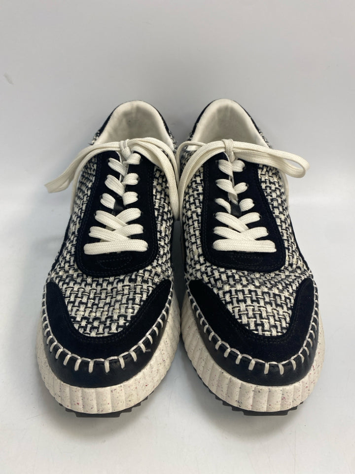 Universal Thread  Size 8.5 Black White Lace-up Sneakers