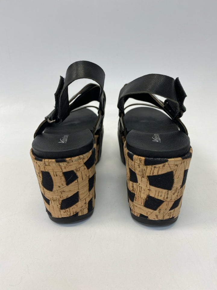 Antelope  Size 40 Black Scalloped Sandals