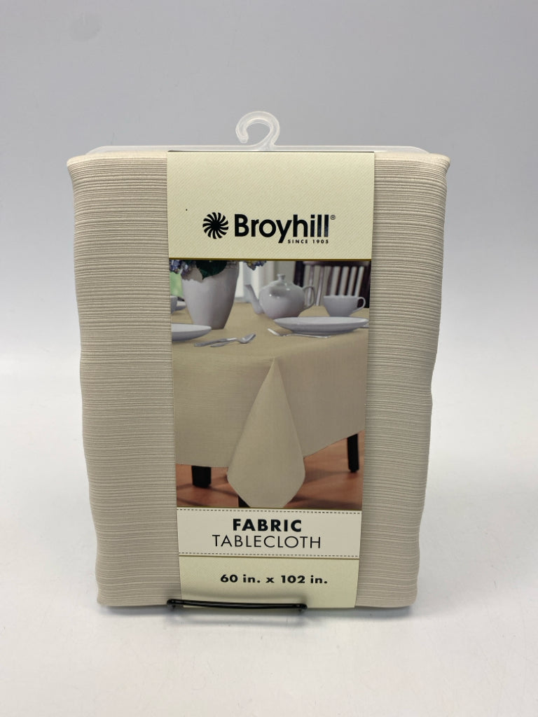 NEW/PKG Broyhill Cream Tablecloth
