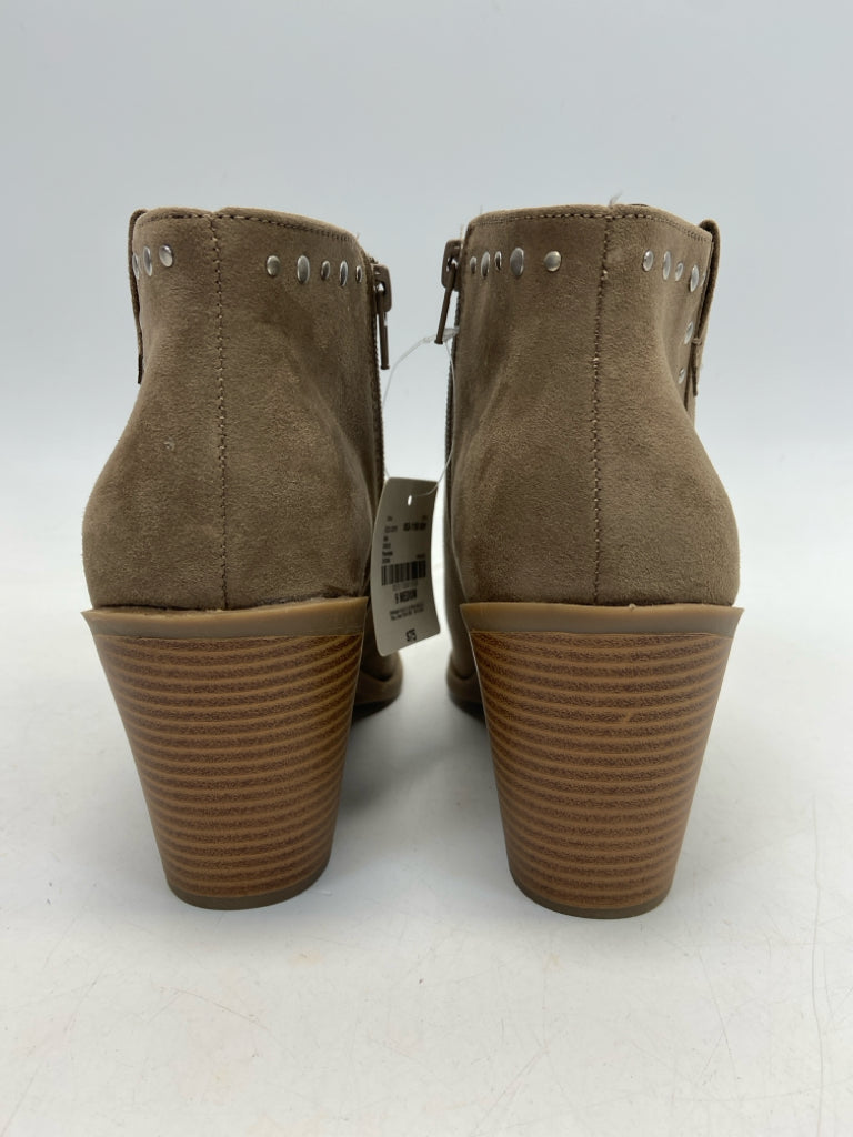 NWT  Size 9 Brown Side Zipper Boots