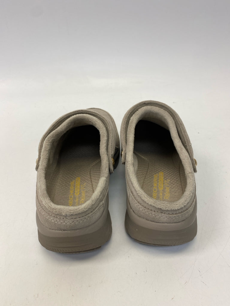 NWOT Skechers  Size 7.5 Tan Suede Clogs
