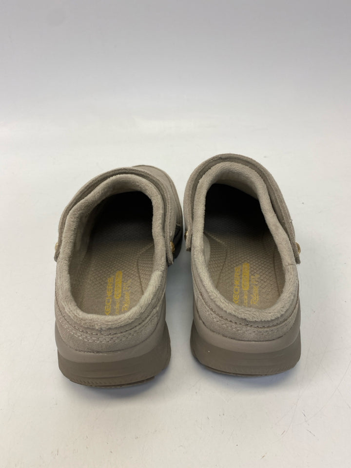 NWOT Skechers  Size 7.5 Tan Suede Clogs