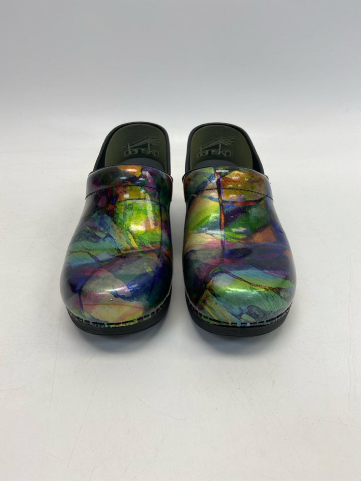 Dansko  Size 39 Multi-Color Clogs