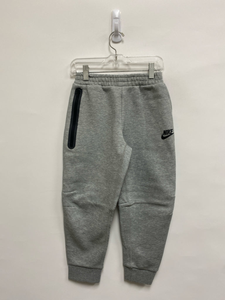 Nike SIZE 7 Gray Boy&
