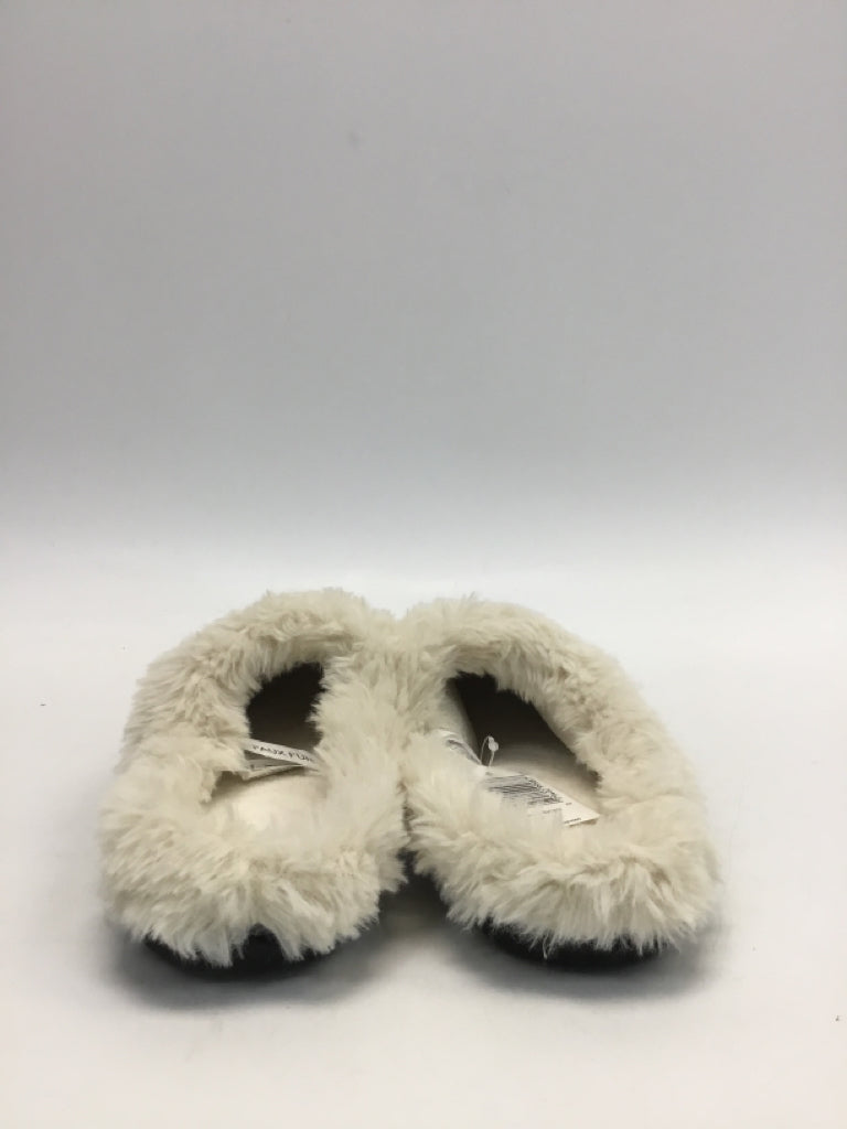 NWT Isotoner US Shoe Size XL Gray/White Slippers