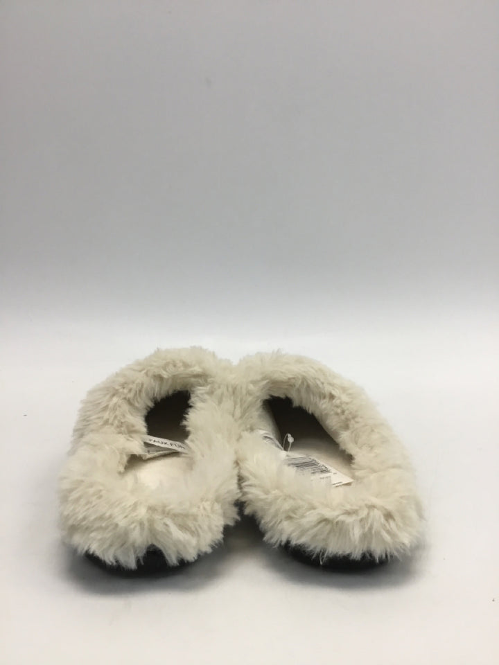 NWT Isotoner US Shoe Size XL Gray/White Slippers