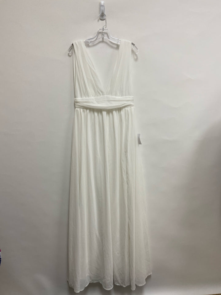 NWT LuLus Size M White Maxi Ladies Dress
