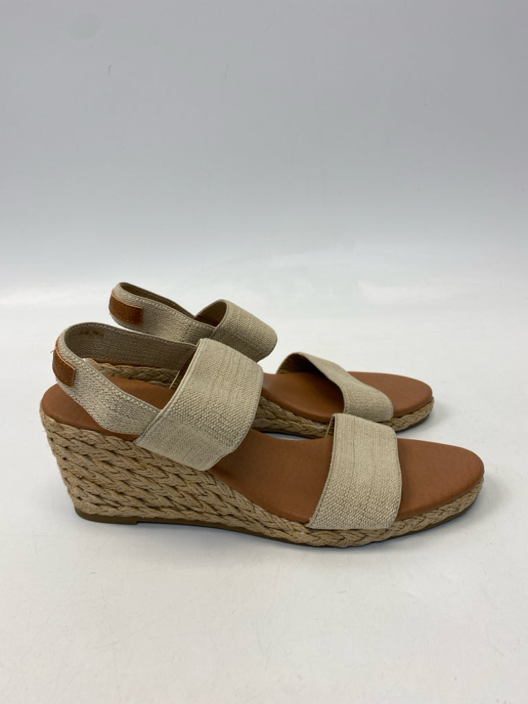 Tommy Bahama  Size 10 Tan Sandals