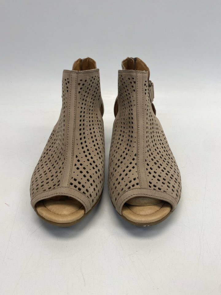 Earth  Size 11D Brown Perforated Sandals  **WIDE**