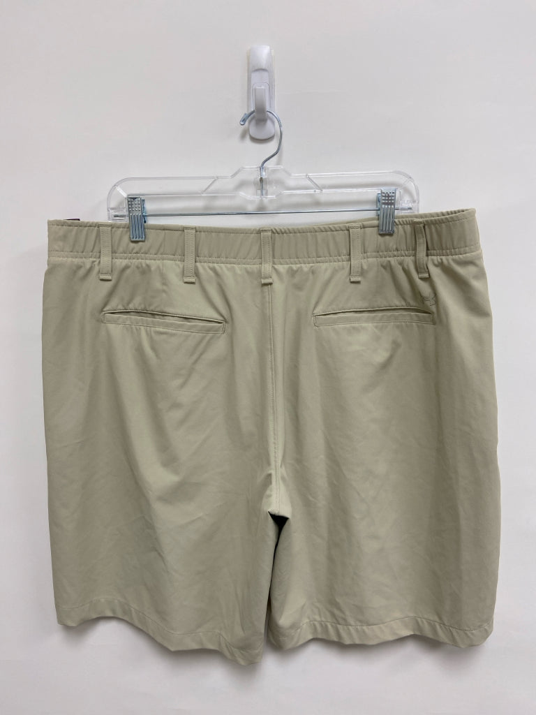 Under Armour Size 40 Khaki Men&