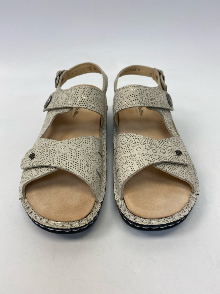Finn Comfort Mellow Size 40 Cream Gold Print Sandals