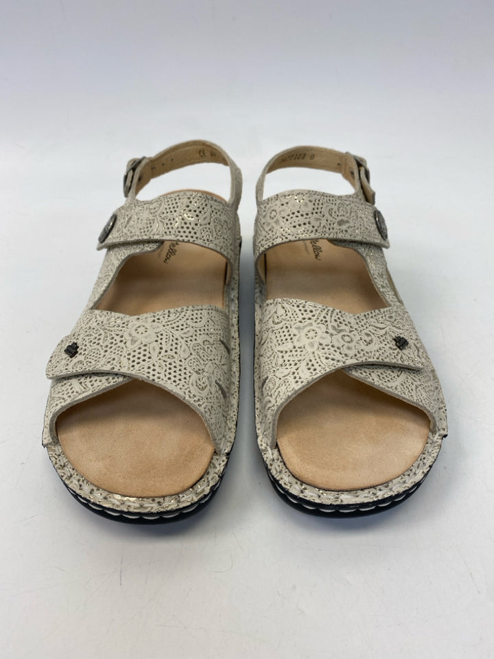 Finn Comfort Mellow Size 40 Cream Gold Print Sandals