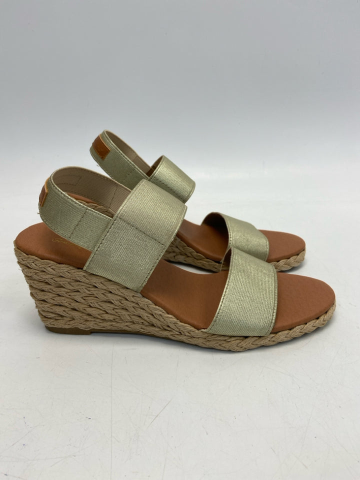 NWOT Tommy Bahama  Size 8 Gold Metallic Sandals