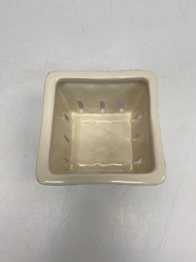 Cream Blue Flowers Collander