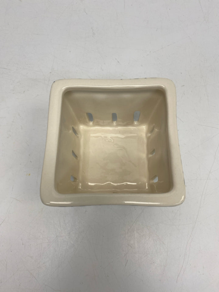 Cream Blue Flowers Collander