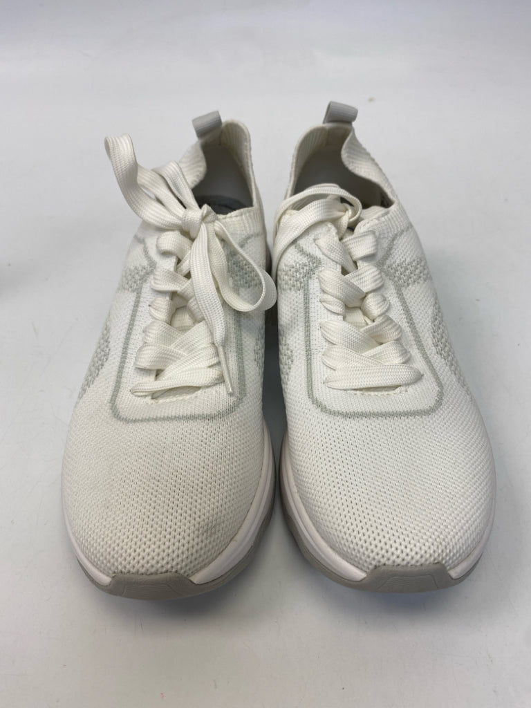 Clarks  Size 7 White Lace-up Sneakers