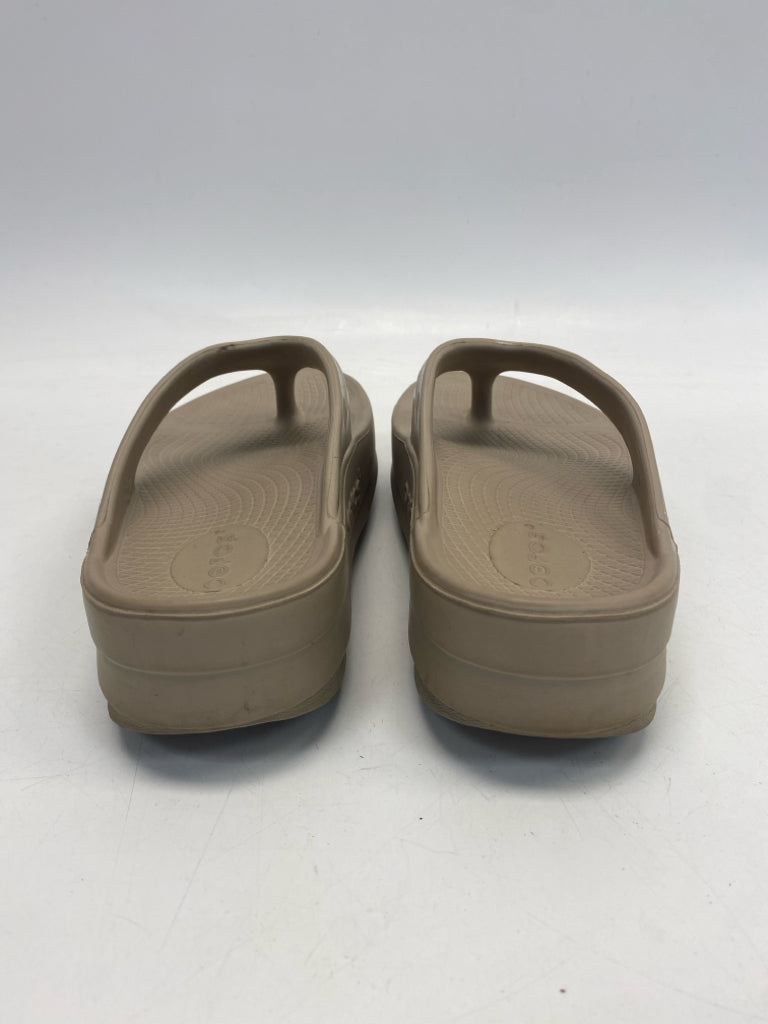 Oofos  Size 9 Taupe Sandals