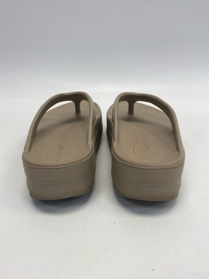 Oofos  Size 9 Taupe Sandals
