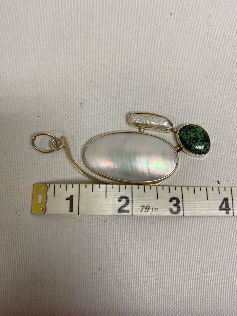 Pearl Green/Black Stones Pendant