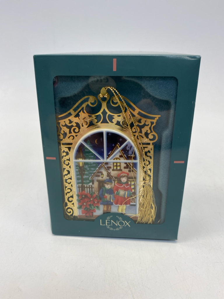 Lenox  Ornament Caroling @ Window