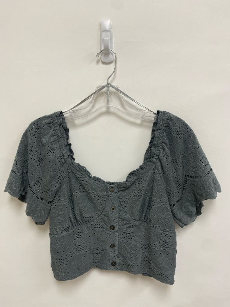 Urban Romantics Size M Gray Cropped Eyelet Ladies Top