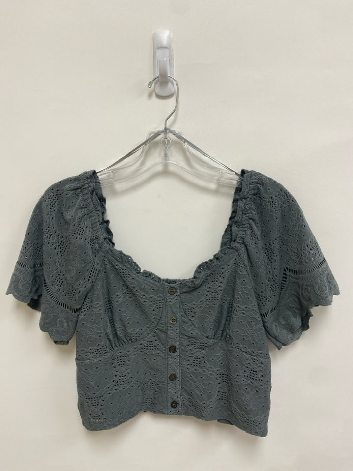 Urban Romantics Size M Gray Cropped Eyelet Ladies Top