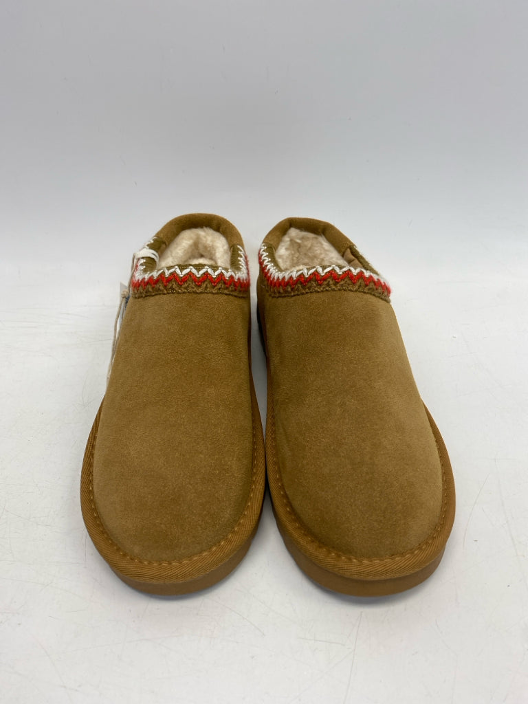 NWT Cushionaire US Shoe Size 10 Camel Slippers