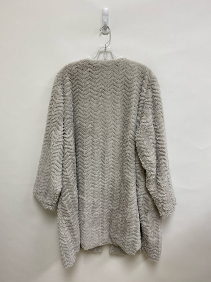 Carmen Marc Valvo Size 3X Pale Gray Chevron Faux Fur Plus Size Jacket