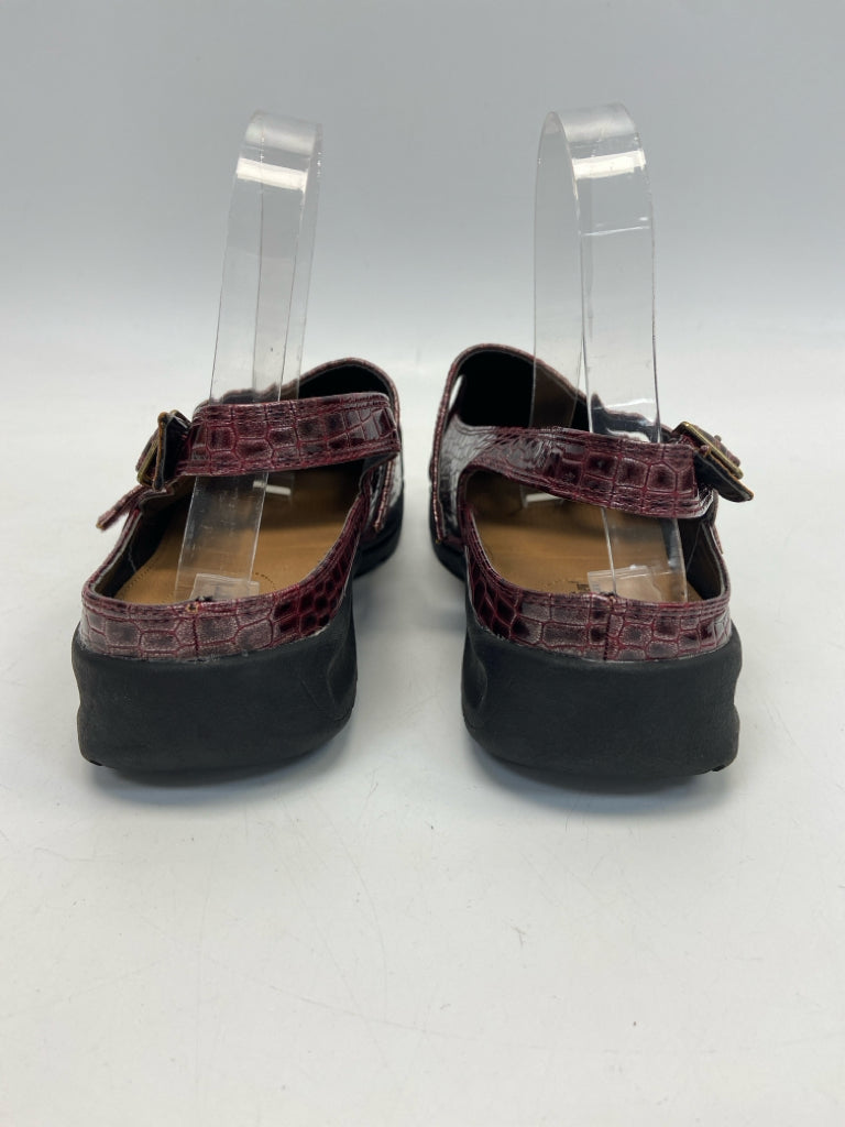 Size 11W Cranberry Snakeprint Sandals