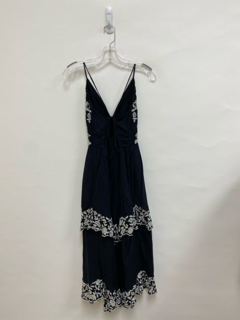 Abercrombie &amp; Fitch Size SP Black White Flowers Sleeveless Petite Dress