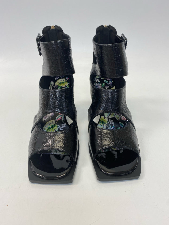 NWOT  Size 9 Black Zipper Patent Sandals